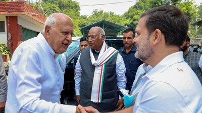 Congress leader Rahul Gandhi with J&K National Conference president Farooq Abdullah and Congress President Mallikarjun Kharge. (PTI) Congress leader Rahul Gandhi with J&K National Conference president Farooq Abdullah and Congress President Mallikarjun Kharge. (PTI)