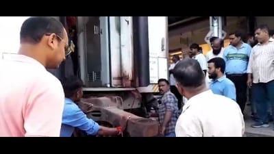 Railway officials inspecting the broken coupling of Kisan Express. (Sourced) Railway officials inspecting the broken coupling of Kisan Express. (Sourced)