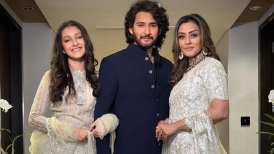 Sitara Ghattamaneni with her parents Mahesh Babu, Namrata Shirodkar.
