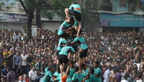Happy Dahi Handi 2024: A group of men form a human pyramid to break a dahi handi. (Shutterstock) Happy Dahi Handi 2024: A group of men form a human pyramid to break a dahi handi. (Shutterstock)