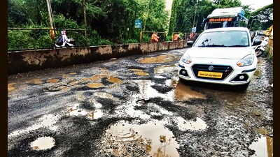 A recent site visit revealed that several two-wheelers had fallen into the pothole and riders sustained injuries due to a large stretch of road remaining concealed under a cesspool of accumulated rainwater. (MAHENDRA KOLHE/ HT) A recent site visit revealed that several two-wheelers had fallen into the pothole and riders sustained injuries due to a large stretch of road remaining concealed under a cesspool of accumulated rainwater. (MAHENDRA KOLHE/ HT)