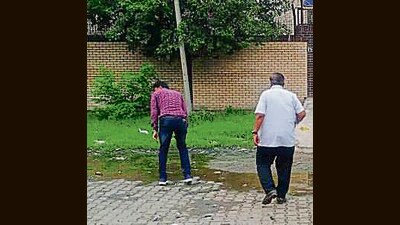 Domestic mosquito breeding trackers and field staff of civic authorities have so far detected mosquito breeding and larvae at more than 61,000 sites across the city. (HT Photo) Domestic mosquito breeding trackers and field staff of civic authorities have so far detected mosquito breeding and larvae at more than 61,000 sites across the city. (HT Photo)