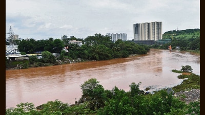 Due to constant and intense rains, the PMC has been issuing alerts to the citizens about the dangers of flooding and inundation of low-lying areas including the riverbed areas. (HT PHOTO) Due to constant and intense rains, the PMC has been issuing alerts to the citizens about the dangers of flooding and inundation of low-lying areas including the riverbed areas. (HT PHOTO)