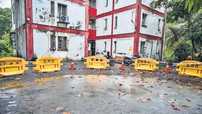Mumbai, India - Aug. 24, 2024: A massive hole as appeared near the P&T colony on Sahar Road, Andheri East on Friday night, with locals claiming it is due to the metro tunneling work. Nine residents have shifted to a hotel as a safety measure in Mumbai, India, on Saturday, August 24, 2024. (Photo by Satish Bate/ Hindustan Times) (Hindustan Times) Mumbai, India - Aug. 24, 2024: A massive hole as appeared near the P&T colony on Sahar Road, Andheri East on Friday night, with locals claiming it is due to the metro tunneling work. Nine residents have shifted to a hotel as a safety measure in Mumbai, India, on Saturday, August 24, 2024. (Photo by Satish Bate/ Hindustan Times) (Hindustan Times)