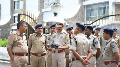 Police officers reviewing security outside the Himachal assembly in Shimla. (Deepak Sansta/HT) Police officers reviewing security outside the Himachal assembly in Shimla. (Deepak Sansta/HT)