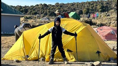 Teghbir Singh, 5, started the climb on August 18 and reached Uhuru peak, the highest point of the mountain in Tanzania, on August 23. He climbed 8-10km daily and stayed in the low oxygen altitude in sub zero temperatures for a week. (HT Photo) Teghbir Singh, 5, started the climb on August 18 and reached Uhuru peak, the highest point of the mountain in Tanzania, on August 23. He climbed 8-10km daily and stayed in the low oxygen altitude in sub zero temperatures for a week. (HT Photo)