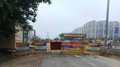 The service road connecting Nirala Estate Society to the roundabout and the service road connecting the roundabout to Nirala Greenshire have been barricaded since Monday (August 19), forcing residents to take longer routes for their vehicular movement. (HT Photo) The service road connecting Nirala Estate Society to the roundabout and the service road connecting the roundabout to Nirala Greenshire have been barricaded since Monday (August 19), forcing residents to take longer routes for their vehicular movement. (HT Photo)