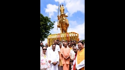 UP chief minister Yogi Adityanath unveiled the statue of ‘Rashtraveer’ Durgadas Rathore at a prominent crossing in Agra (HT Photo)