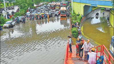 An inundated Dhaula Kuan on Friday afternoon. (Vipin Kumar/HT) An inundated Dhaula Kuan on Friday afternoon. (Vipin Kumar/HT)