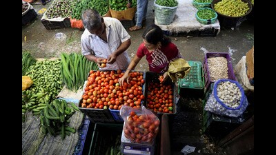 FILE PHOTO: A woman selects tomatoes from a vegetable vendor, at a wholesale market in Navi Mumbai, India August 4, 2023. REUTERS/Francis Mascarenhas/File Photo (REUTERS) FILE PHOTO: A woman selects tomatoes from a vegetable vendor, at a wholesale market in Navi Mumbai, India August 4, 2023. REUTERS/Francis Mascarenhas/File Photo (REUTERS)
