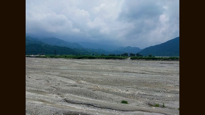 Illegal mining of sand and river bed material (RBM), which comprises boulders, gravel, and sand, are going on rampantly across West Bengal. (HT Photo) Illegal mining of sand and river bed material (RBM), which comprises boulders, gravel, and sand, are going on rampantly across West Bengal. (HT Photo)