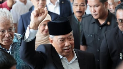Malaysian opposition leader and former premier Muhyiddin Yassin gestures as he arrives at the Gua Musang Sessions Court in Gua Musang, Malaysia August 27, 2024. REUTERS/Hasnoor Hussain (REUTERS)
