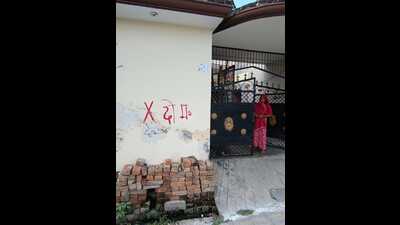 Red crosses on various houses of the Rahim Nagar and other areas in Lucknow. (Sourced) Red crosses on various houses of the Rahim Nagar and other areas in Lucknow. (Sourced)