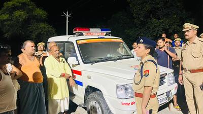 SP Vrinda Shukla while inquiring the villagers about wolf attack (HT Photo) SP Vrinda Shukla while inquiring the villagers about wolf attack (HT Photo)