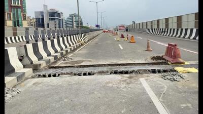 The National Highways Authority of India (NHAI) has barricaded one of the lanes on the Sohna elevated road on the main carriageway from Sohna to Gurugram in Sector 48 opposite JMD Megapolis. The highway maintenance agency said that the road has been blocked for routine maintenance. (HT PHOTO)