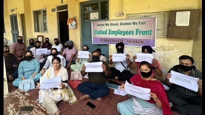 The teaching and non-teaching faculty members of LR DAV College, Jagraon, protesting on the college campus in Ludhiana on Tuesday. (HT Photo) The teaching and non-teaching faculty members of LR DAV College, Jagraon, protesting on the college campus in Ludhiana on Tuesday. (HT Photo)