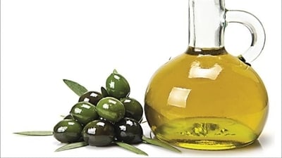 Consuming less extra virgin olive oil with a plant-based diet can help in alleviating high risks of heart diseases. (Shutterstock) Consuming less extra virgin olive oil with a plant-based diet can help in alleviating high risks of heart diseases. (Shutterstock)