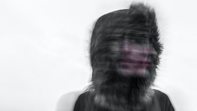Trauma can often show up in the body as physical symptoms. "Trauma isn't only a person's emotional and psychological reaction to an intense or overwhelming event; it can be felt physically too. Your survival response is a complex reaction that involves several brain regions and chemicals. It's triggered by any situation that threatens your safety or well-being, whether it's an intense emotional experience or a stressful event," wrote Therapist Anna Papaioannou. Here are a few ways by which trauma may show up in the body. (Unsplash) Trauma can often show up in the body as physical symptoms. "Trauma isn't only a person's emotional and psychological reaction to an intense or overwhelming event; it can be felt physically too. Your survival response is a complex reaction that involves several brain regions and chemicals. It's triggered by any situation that threatens your safety or well-being, whether it's an intense emotional experience or a stressful event," wrote Therapist Anna Papaioannou. Here are a few ways by which trauma may show up in the body. (Unsplash)