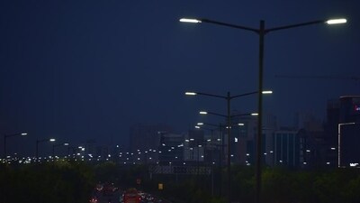 The upgrade will replace around 3 lakh old streetlights, promising a 50% reduction in power use and seven years of maintenance. (Virendra Singh Gosain/HT PHOTO) The upgrade will replace around 3 lakh old streetlights, promising a 50% reduction in power use and seven years of maintenance. (Virendra Singh Gosain/HT PHOTO)