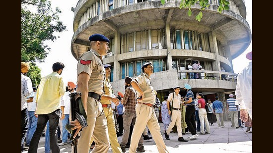 Chandigarh Police personnel maintaining vigil at Student Centre, Panjab University, on Tuesday. (HT Photo)
