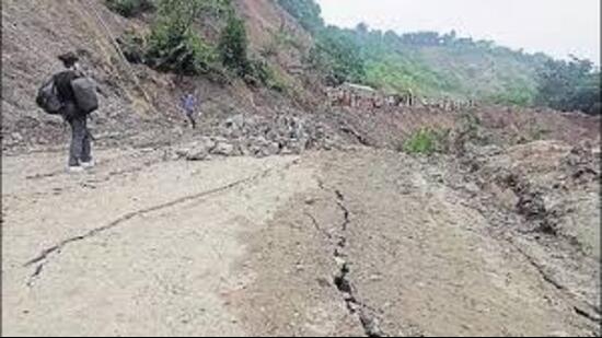 In Shimla city, school and office goers had to face inconvenience in the morning hours due to uprooting of trees near Toyland following heavy rains. (HT Photo)