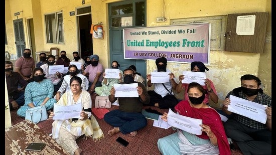 The teaching and non-teaching faculty members of LR DAV College, Jagraon, protesting on the college campus in Ludhiana on Tuesday. (HT Photo)