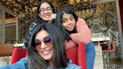 Alisah posed with Sushmita Sen and Renee in a photo. 