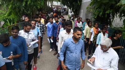 Candidates waiting in a queue outside an examination center for the Bihar Police Constable exam at DAV high School Danapur in Patna (Photo by Santosh Kumar) Candidates waiting in a queue outside an examination center for the Bihar Police Constable exam at DAV high School Danapur in Patna (Photo by Santosh Kumar)