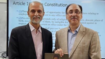 Ajit Ranade (left) felicitating Sitaram Kunte. (HT HOTO) Ajit Ranade (left) felicitating Sitaram Kunte. (HT HOTO)