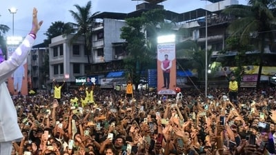 Chief minister Eknath Shindhe interacts with the crowd at a Dahi handi mandal in Airoli on Tuesday. (Bachchan Kumar/ HT PHOTO) Chief minister Eknath Shindhe interacts with the crowd at a Dahi handi mandal in Airoli on Tuesday. (Bachchan Kumar/ HT PHOTO)