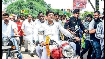 Former Haryana deputy chief minister Dushyant Chautala was fined ₹2,000 for violating traffic rules during a recent bike rally in Faridabad. (HT PHOTO) Former Haryana deputy chief minister Dushyant Chautala was fined ₹2,000 for violating traffic rules during a recent bike rally in Faridabad. (HT PHOTO)