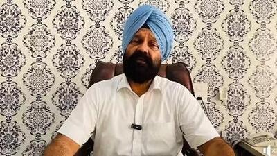 Former Shiromani Akali Dal (SAD) leader from Gidderbaha, Hardeep Singh Dimpy Dhillon, joined the Aam Aadmi Party (AAP) in Muktsar on Wednesday. Former Shiromani Akali Dal (SAD) leader from Gidderbaha, Hardeep Singh Dimpy Dhillon, joined the Aam Aadmi Party (AAP) in Muktsar on Wednesday.