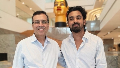 KL Rahul with LSG owner Sanjiv Goenka