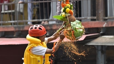 A child govinda breaks the handi (Photo: Anshuman Poyrekar/HT) A child govinda breaks the handi (Photo: Anshuman Poyrekar/HT)