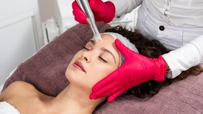 Microneedling is a foundational treatment that involves using fine needles to create tiny micro injuries in the skin (Photo: Adobe Stock) Microneedling is a foundational treatment that involves using fine needles to create tiny micro injuries in the skin (Photo: Adobe Stock)