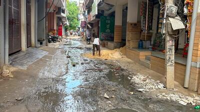 Sewage overflowing near Mullahera Village in Ward 3, in Gurugram, on Wednesday. (Parveen Kumar/HT) Sewage overflowing near Mullahera Village in Ward 3, in Gurugram, on Wednesday. (Parveen Kumar/HT)