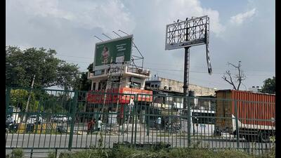 The Municipal Corporation of Gurugram removed illegal posters from NH 48 on Wednesday. (Parveen Kumar/HT PHOTO) The Municipal Corporation of Gurugram removed illegal posters from NH 48 on Wednesday. (Parveen Kumar/HT PHOTO)