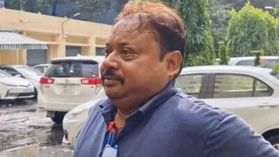 ASI Anup Dutta seen sprinting towards CBI office to avoid questions from the media. ASI Anup Dutta seen sprinting towards CBI office to avoid questions from the media.