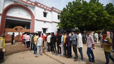 Applicants are waiting in a queue outside an examination center before entering for the Bihar Police Constable exam at B.N Collegiate School in Patna (Photo by Santosh Kumar) Applicants are waiting in a queue outside an examination center before entering for the Bihar Police Constable exam at B.N Collegiate School in Patna (Photo by Santosh Kumar)
