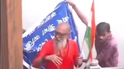 Kolkata ‘Nabanna Abhijan’ rally: Video of elderly man braving water cannons goes viral (Twitter) Kolkata ‘Nabanna Abhijan’ rally: Video of elderly man braving water cannons goes viral (Twitter)