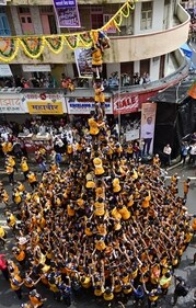 Govindas stand on top of each other, trying to break the handi (Photo: Anshuman Poyrekar/HT) Govindas stand on top of each other, trying to break the handi (Photo: Anshuman Poyrekar/HT)