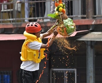 A Govinda breaks the handi (Photo: Anshuman Poyrekar/HT) A Govinda breaks the handi (Photo: Anshuman Poyrekar/HT)