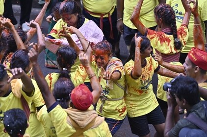 Women enjoy the celebrations with colours (Photo: Anshuman Poyrekar/HT )