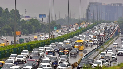 Traffic congestion at Delhi-Gurugram expressway near Signature Tower flyover in Gurugram. (Parveen Kumar | HT Photo)