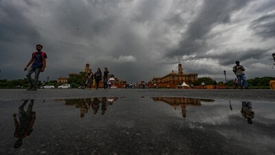 Dark clouds hover over the Vijay Chowk after rain in New Delhi. (RAJ K RAJ/Hindustan Times) Dark clouds hover over the Vijay Chowk after rain in New Delhi. (RAJ K RAJ/Hindustan Times)