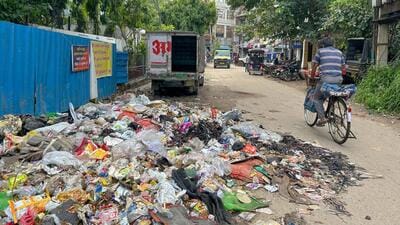 Garbage on the road in Gurugram Sector 20’s Ward 3 near Tara Complex on Thursday. (Parveen Kumar/HT Photo) Garbage on the road in Gurugram Sector 20’s Ward 3 near Tara Complex on Thursday. (Parveen Kumar/HT Photo)