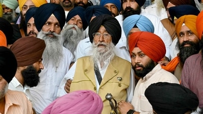 Simranjit Singh Mann (C), the president of Shiromani Akali Dal (Amritsar) (SADA) party. (AFP file photo) Simranjit Singh Mann (C), the president of Shiromani Akali Dal (Amritsar) (SADA) party. (AFP file photo)