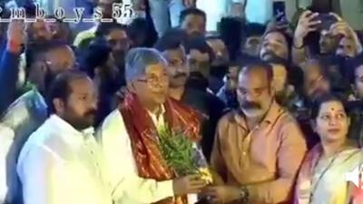 In the video, Marne, who is out on bail, is seen extending warm greetings to the minister who in turn offers him traditional greetings and accepts a bouquet of flowers presented to him by the gangster on Wednesday. Marne (HT PHOTO) In the video, Marne, who is out on bail, is seen extending warm greetings to the minister who in turn offers him traditional greetings and accepts a bouquet of flowers presented to him by the gangster on Wednesday. Marne (HT PHOTO)