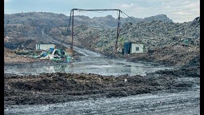 Leachate has spread on the Gurugram-Faridabad road near the Bandhwari landfill in Gurugram on Thursday. (Parveen Kumar/HT PHOTO) Leachate has spread on the Gurugram-Faridabad road near the Bandhwari landfill in Gurugram on Thursday. (Parveen Kumar/HT PHOTO)