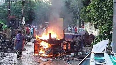 Locals in Brij Vihar resorted to rioting after a 14-year-old girl is raped allegedly by a 21-year-old man in the neighbourhood on Wednesday evening. (HT Photo/Video Grab) Locals in Brij Vihar resorted to rioting after a 14-year-old girl is raped allegedly by a 21-year-old man in the neighbourhood on Wednesday evening. (HT Photo/Video Grab)